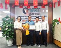 VNI TẶNG GIẤY KHEN “NGƯỜI DBV TRUYỀN CẢM HỨNG” CHO ANH NGUYỄN HUY TOÀN 