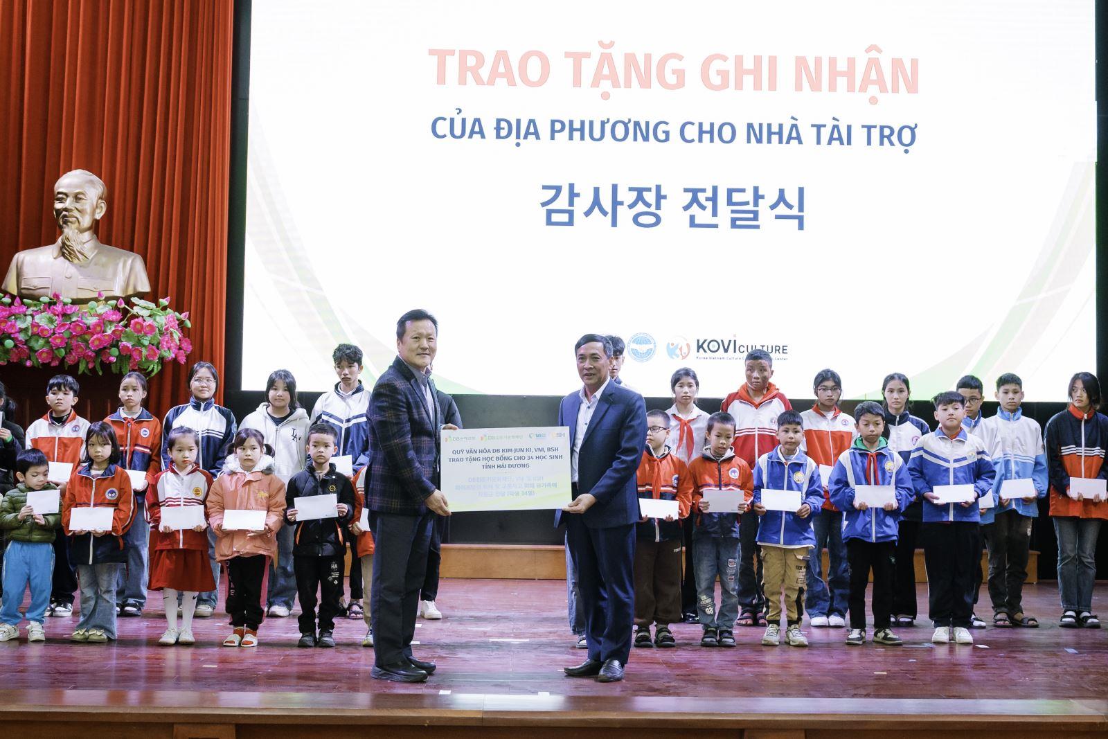 VNI TRAO TẶNG HỌC BỔNG CHO CON EM CÁC NẠN NHÂN CỦA TAI NẠN GIAO THÔNG