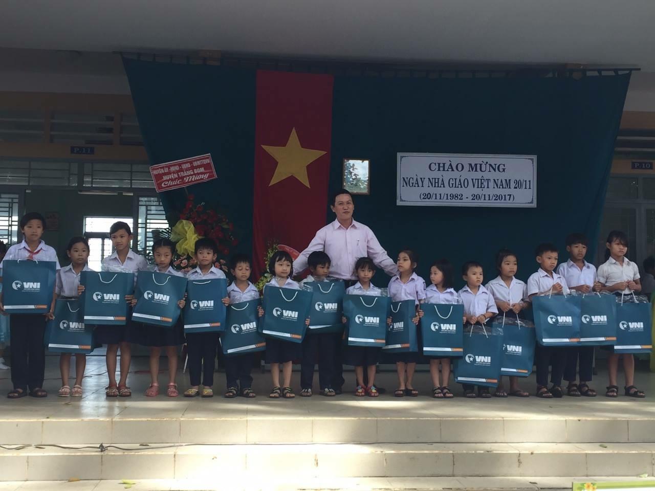 VNI Đông Nam Bộ trao học bổng cho các em nhỏ có hoàn cảnh khó khăn.