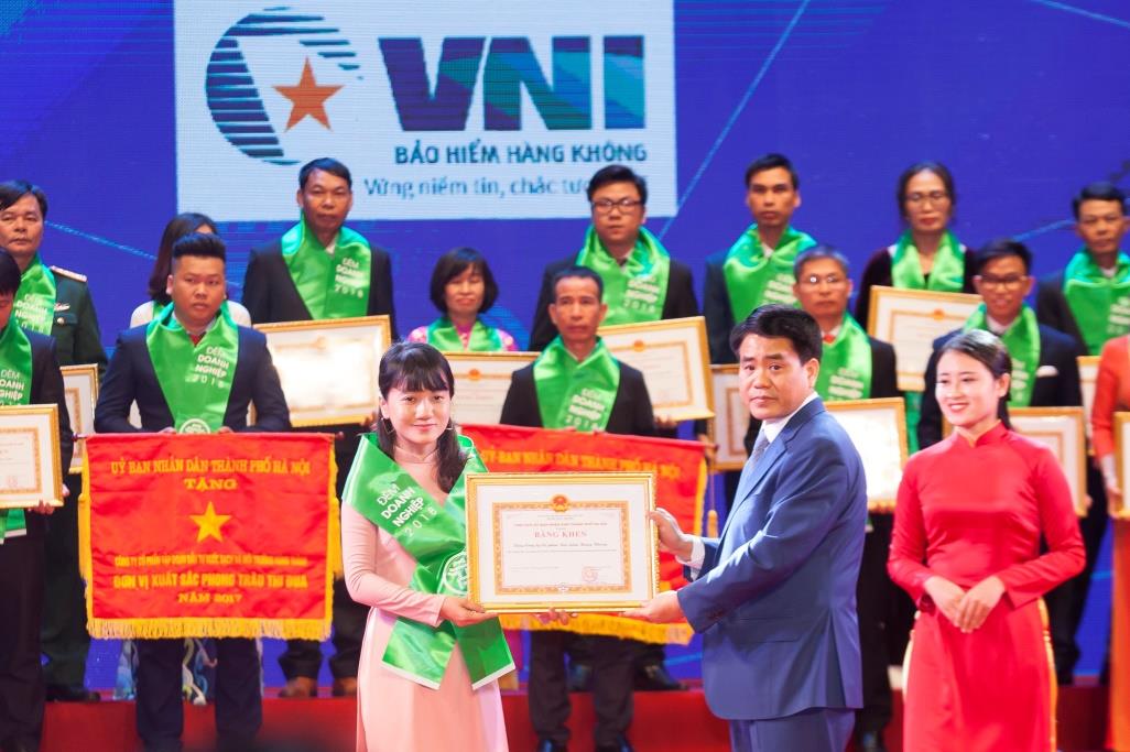 Bảo hiểm Hàng không (VNI) đón nhận bằng khen UBND TP Hà Nội trong chương trình Đêm doanh nghiệp 2018