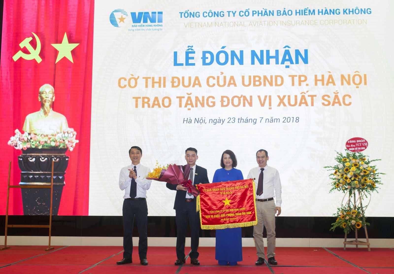 BẢO HIỂM HÀNG KHÔNG (VNI)  ĐÓN NHẬN CỜ THI ĐUA CỦA UBND TP HÀ NỘI