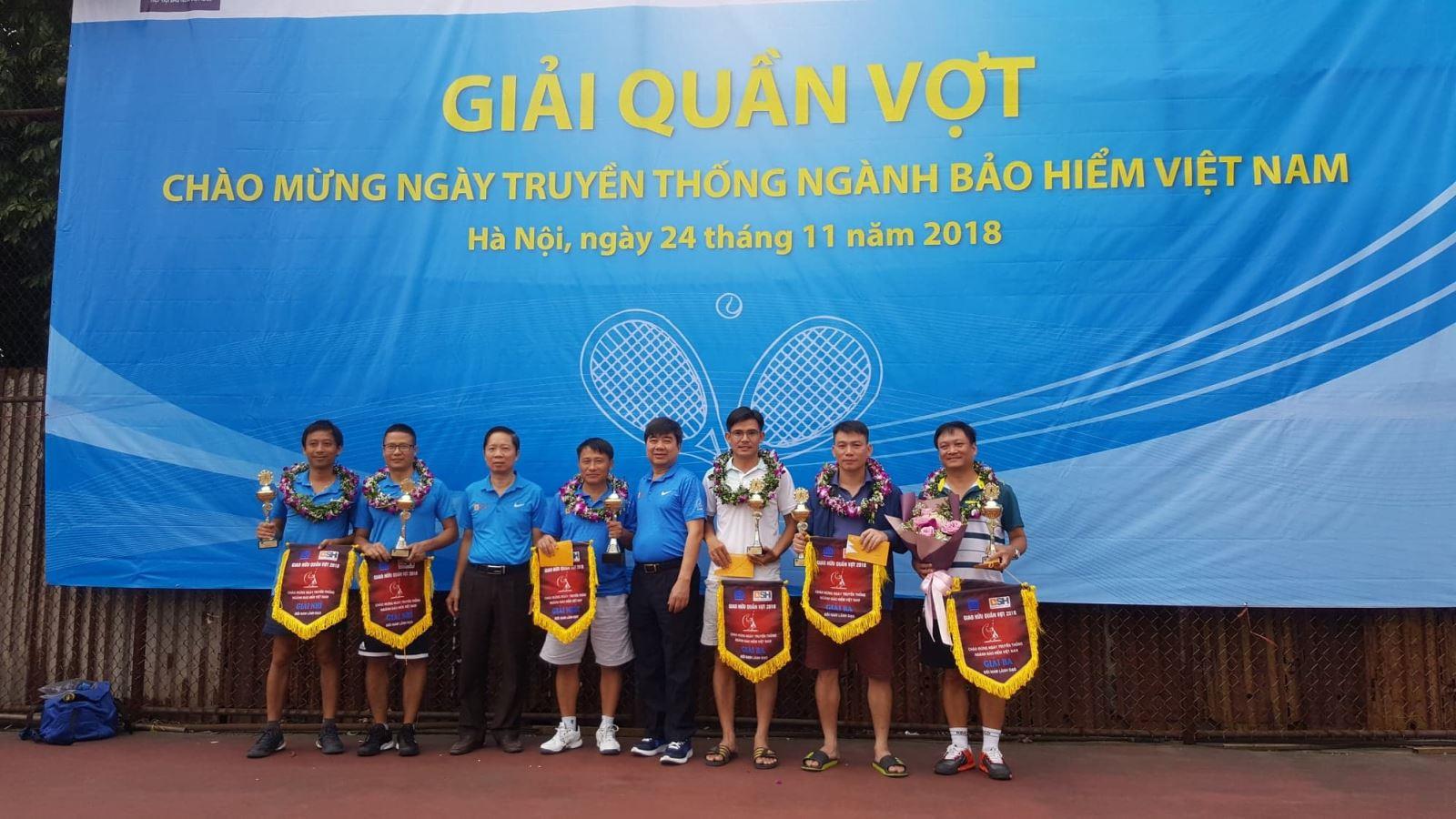 VNI đạt Giải Ba đôi nam lãnh đạo giải tennis do Hiệp hội Bảo hiểm Việt Nam tổ chức