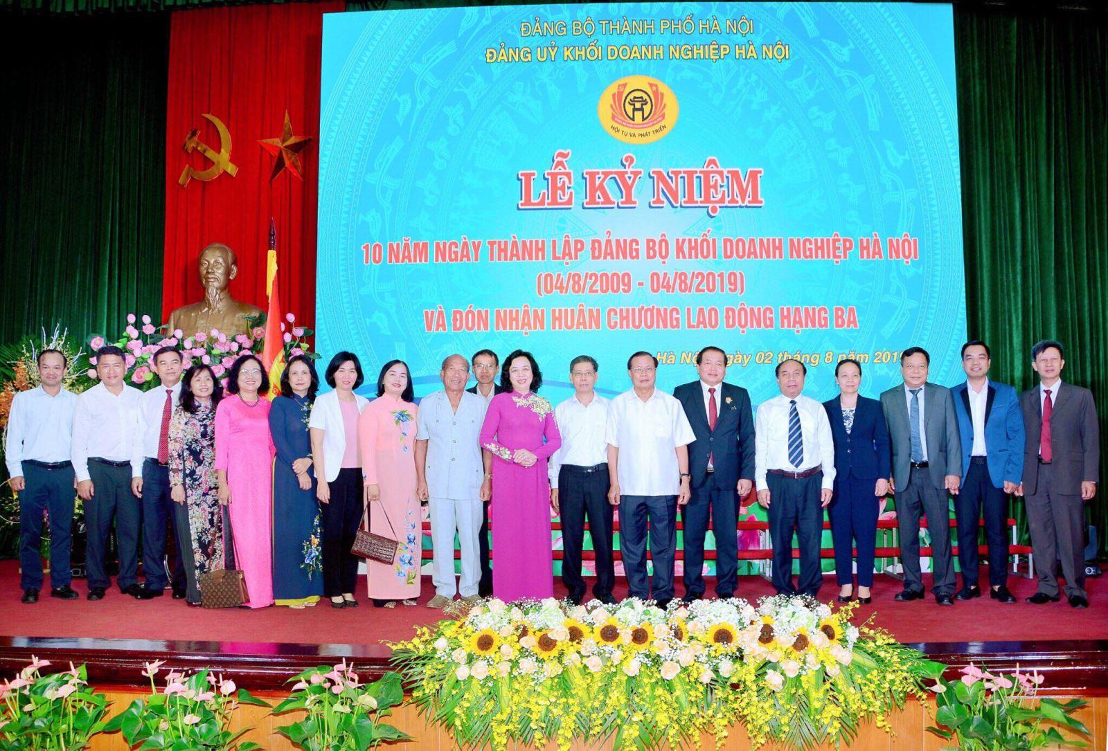 Đảng bộ và Chủ tịch HĐQT Bảo hiểm Hàng không (VNI) được Đảng ủy Khối DN Hà Nội khen thưởng!