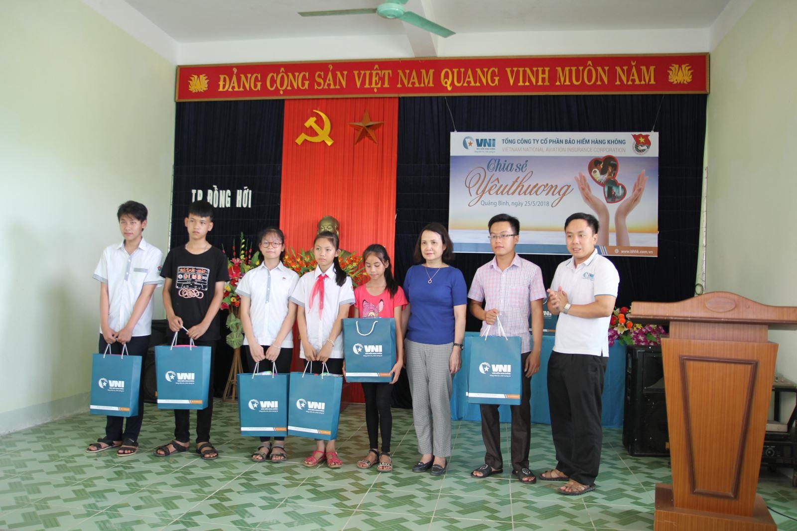 VNI tặng 30 suất quà cho gia đình chính sách, trẻ em có hoàn cảnh khó khăn tại Quảng Bình