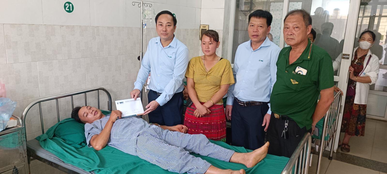 VNI tạm ứng lần 1 số tiền 230 triệu đồng bảo hiểm cho gia đình các nạn nhân xe khách bị sạt lở đất tại Hà Giang