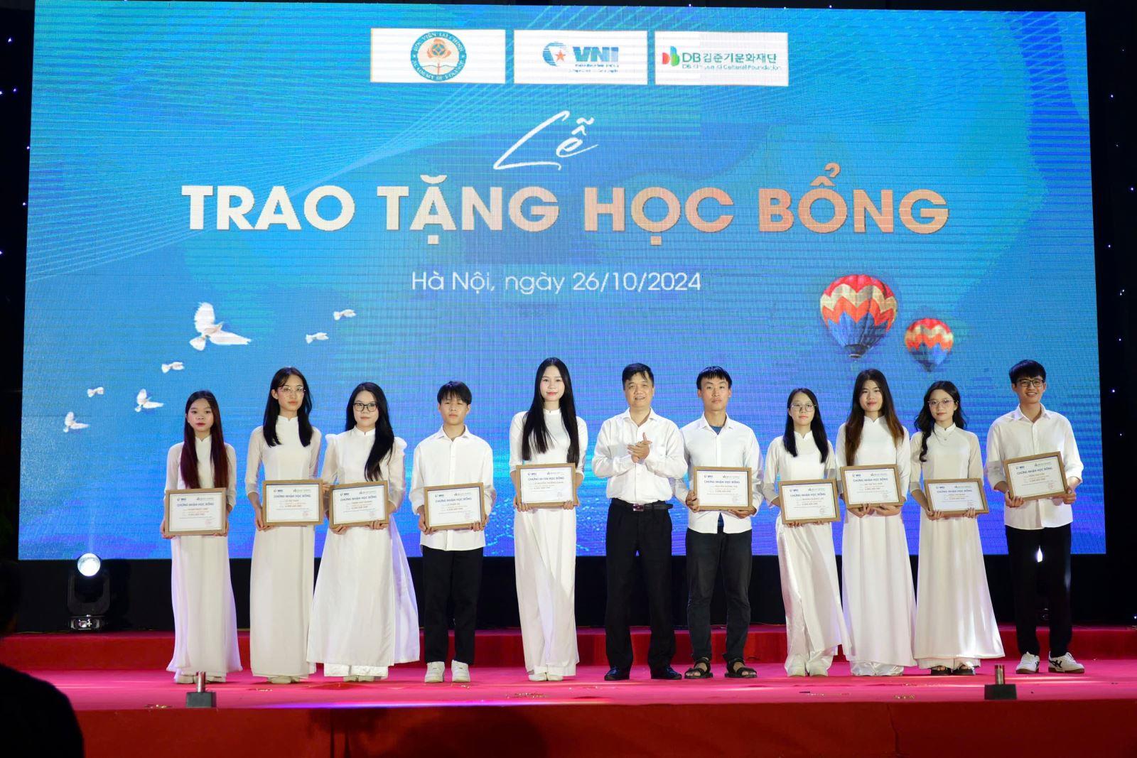 VNI TRAO 60 SUẤT HỌC BỔNG “THẮP SÁNG ƯỚC MƠ” CHO SINH VIÊN HỌC VIỆN TÀI CHÍNH