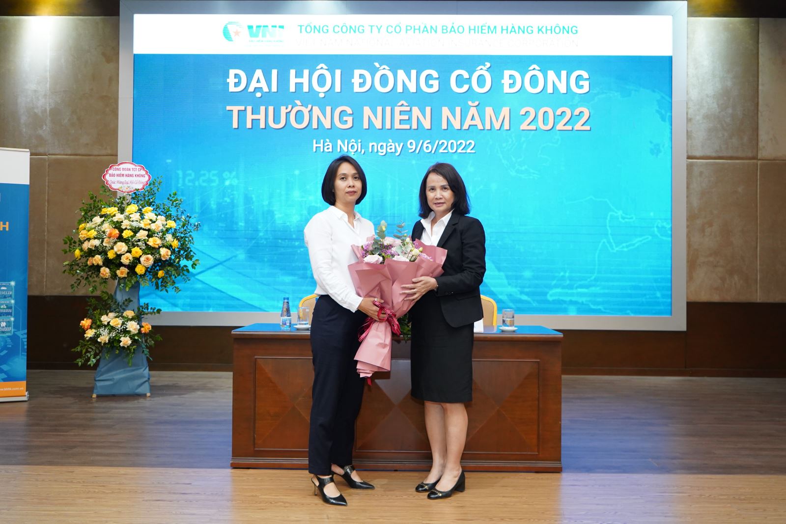 Chủ tịch HĐQT Lê Thị Hà Thanh tặng hoa TV HĐQT mới - Bà Nguyễn Diệu Trinh